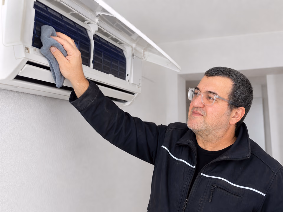 Technicien Climago réalisant l'entretien d'une climatisation en Seine-Saint-Denis