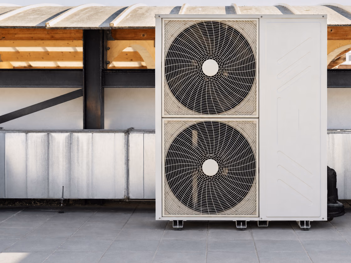 Groupe extérieur de climatisation correctement installé, dégagé et à l'air libre